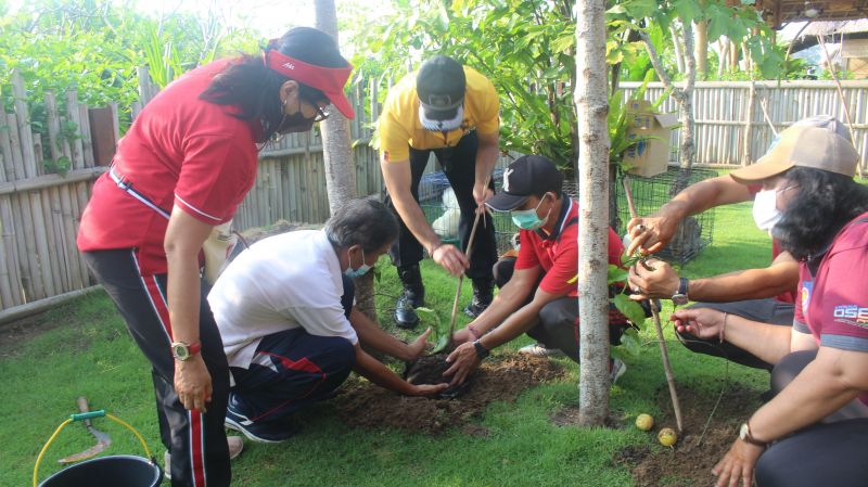 Kegiatan Jumat Pagi Bersih Lingkungan yang dirangkaikan dengan kegiatan penanaman pohon