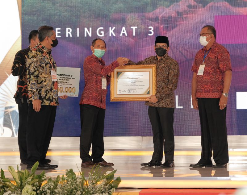 Menerima Penghargaan sebagai 10 Besar Terbaik dalam Lomba Promosi Desa Wisata Nusantara Kemendes PDTT